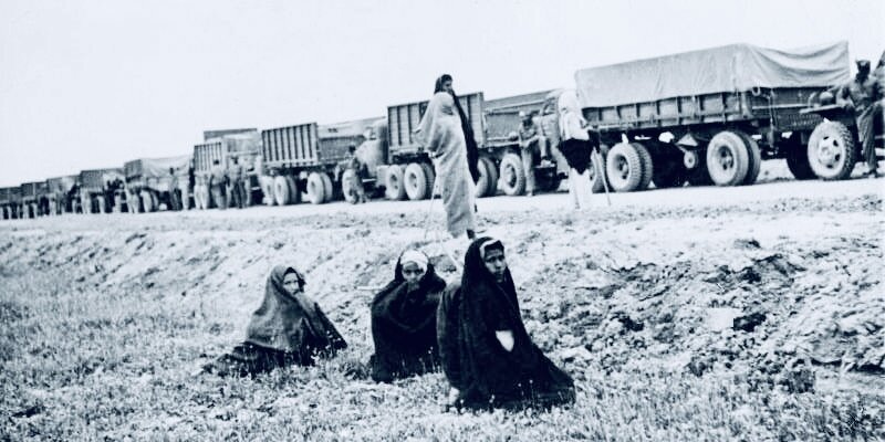 Колонна американских военных грузовиков, осуществляющих перевозки по ленд-лизу в СССР, стоит на дороге в Восточном Ираке