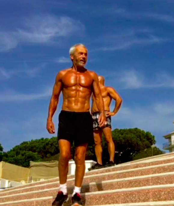 На фото Майк Миллен и ему почти 70!