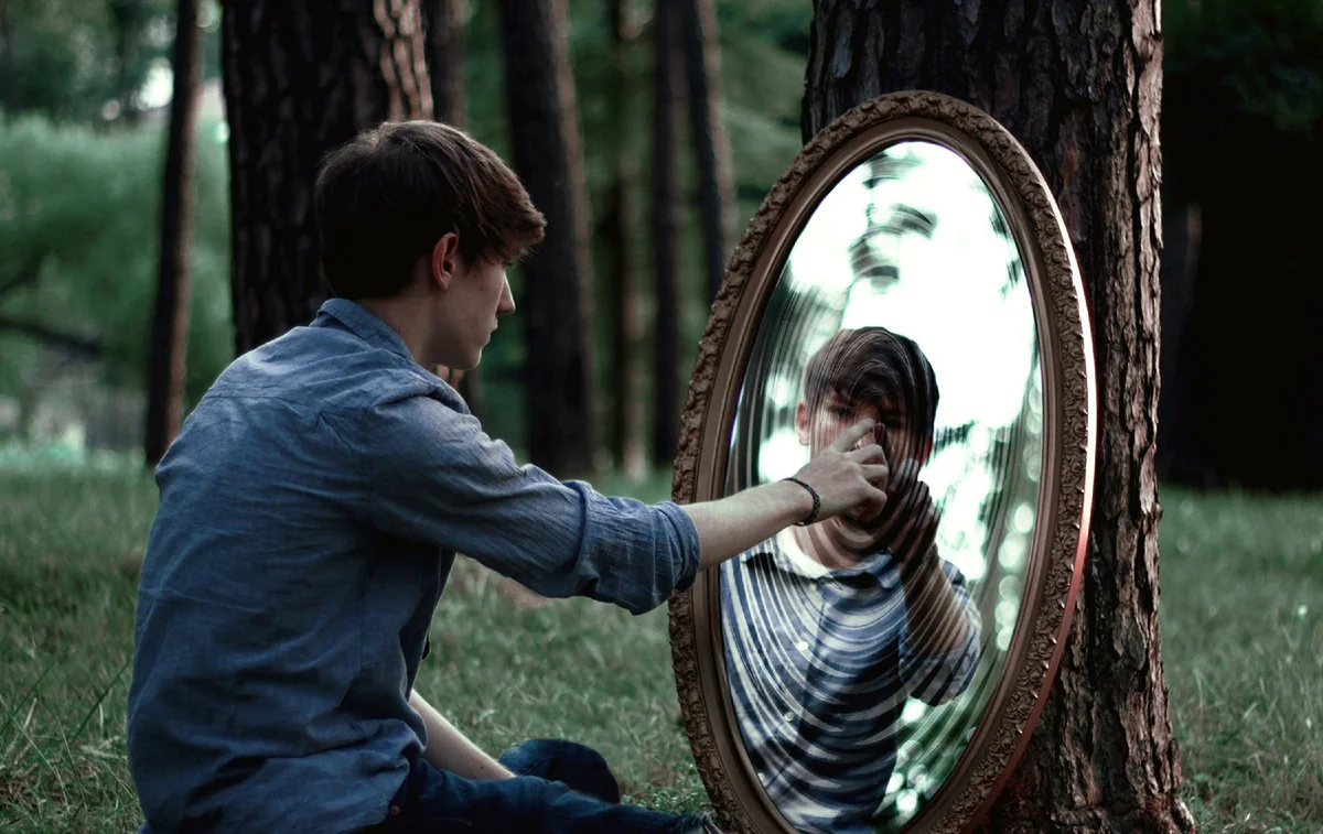 Интересуется ищет. Отражение в зеркале. Человек в зеркале. Фотосессия с зеркалом. Отражение человека.