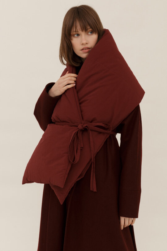 https://uniquefabric.ru/catalog/aksessuary/sharfy_i_platki/sharf_nakidka_chereshnya_uteplennyy_bordovyy_na_zavyazkakh--p62252/
Представлен ещё в бежевом и сером цветах.