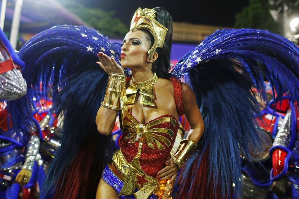 Карнавал в Рио-де-Жанейро. Бразильский карнавал. Бразильский карнавал фото. Карнавал Бразилия девушки.