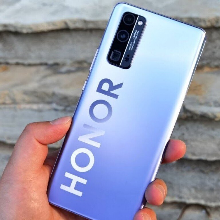 Стекло, металл и OLED-панель
HONOR 30 Pro+ выглядит и ощущается в руке как типичный флагман 2020 года. Боковые края дисплея сильно загнуты, металлическая рамка приятно ложится в ладонь, задняя панель выполнена из стекла с олеофобным покрытием. Придётся смириться лишь с отсутствием аудиоразъёма. Зато имеются стереодинамики — звучание громкое и чёткое, в самый раз для просмотра контента с качественным аудио. А ещё добавили ИК-порт для управления техникой: переключать каналы на телевизоре или менять мощность работы кондиционера можно, не вставая с дивана.

К огромному блоку селфи-камеры в экране поначалу приходится привыкать: она двойная. Обычный модуль дополнен широкоугольным, это удобно для создания памятных снимков в компании. Дисплей выполнен на OLED-матрице, что в новинку для смартфонов HONOR. Её плюсы: глубокий чёрный цвет, постоянное отображение информации на заблокированном экране, отличная контрастность.