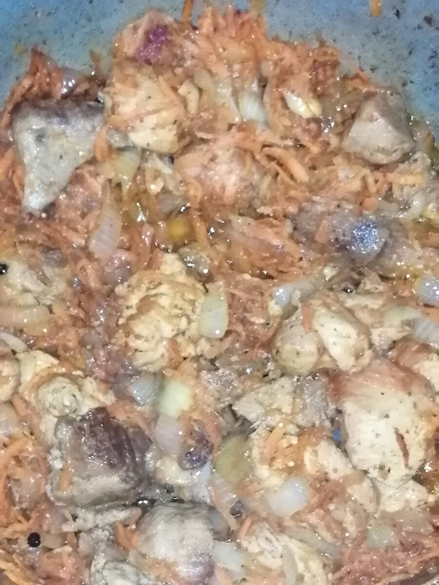 Мясо индейки с луком и морковью.