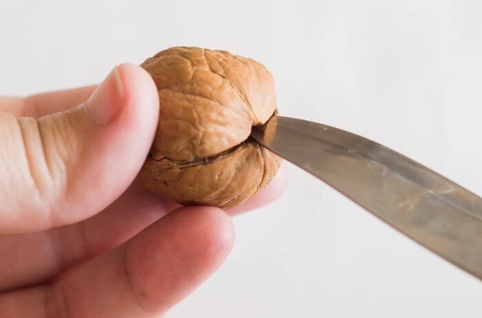 Вставьте нож между скорлупками и прокрутите / Фото: 1.bp.blogspot.com