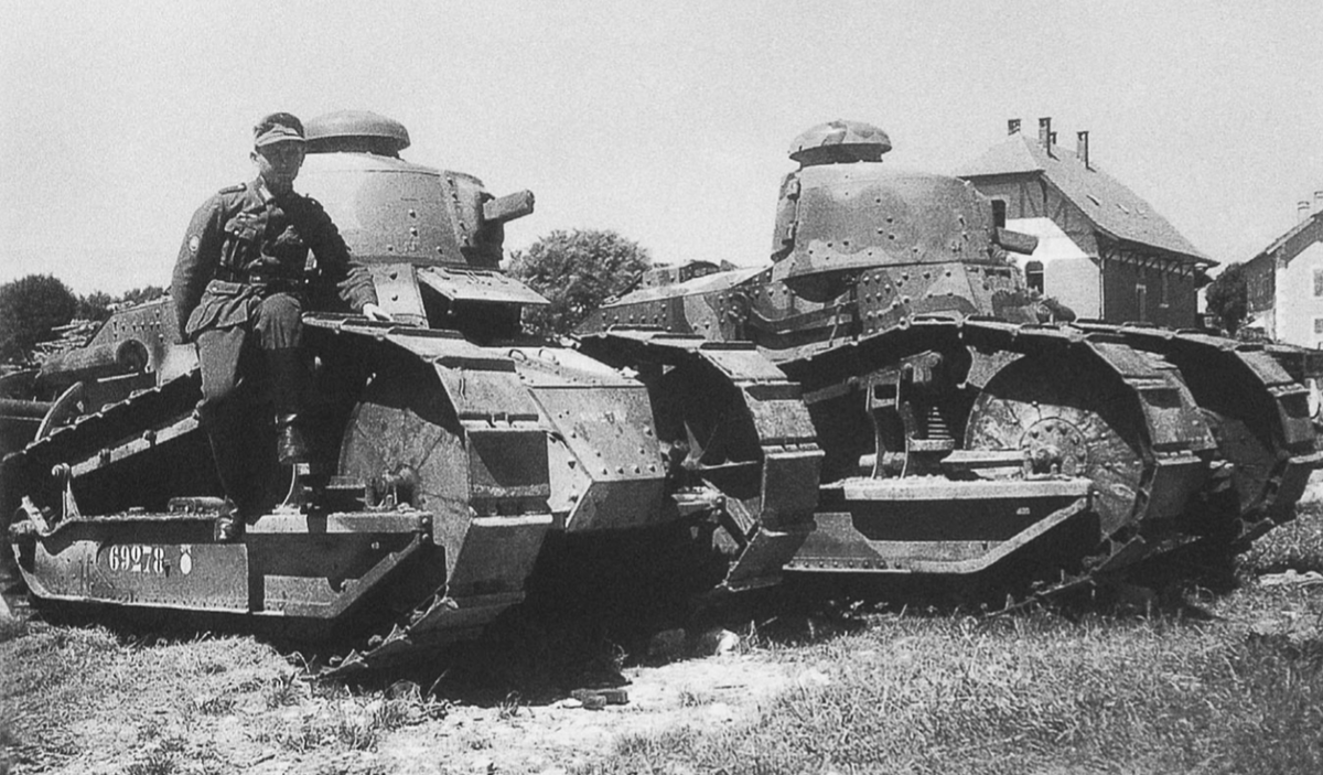 фото - М.Коломиец "Рено ФТ-17. Первый, легендарный". Июнь 1940-го года. Трофеи Вермахта - "танки" Рено ФТ-31 (пулемётный вариант) - 6,5 тонн и один пулемёт