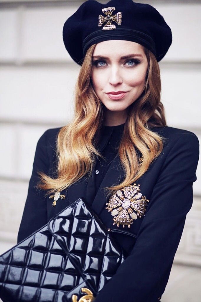 Берет с вышивкой не менее эффектен и смотрится дорого