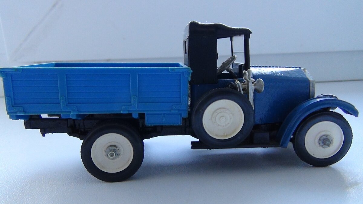 Первые автомобили завода выглядели примерно так.