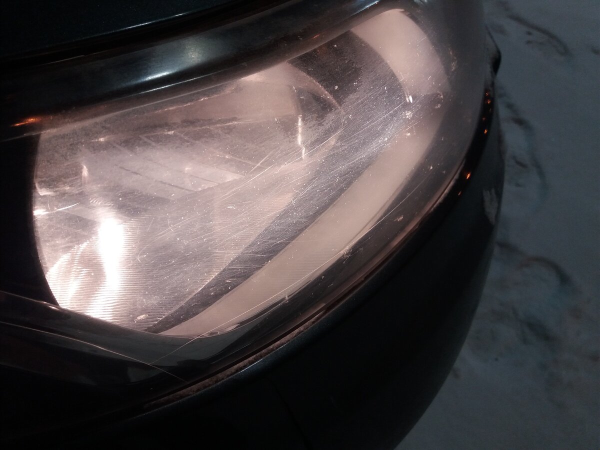 Повреждение на автомобильной фаре