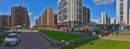 Вот этот газон на бетонной плите и стал яблоком раздора