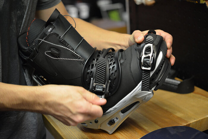 *правильное положение ботинка в крепеже