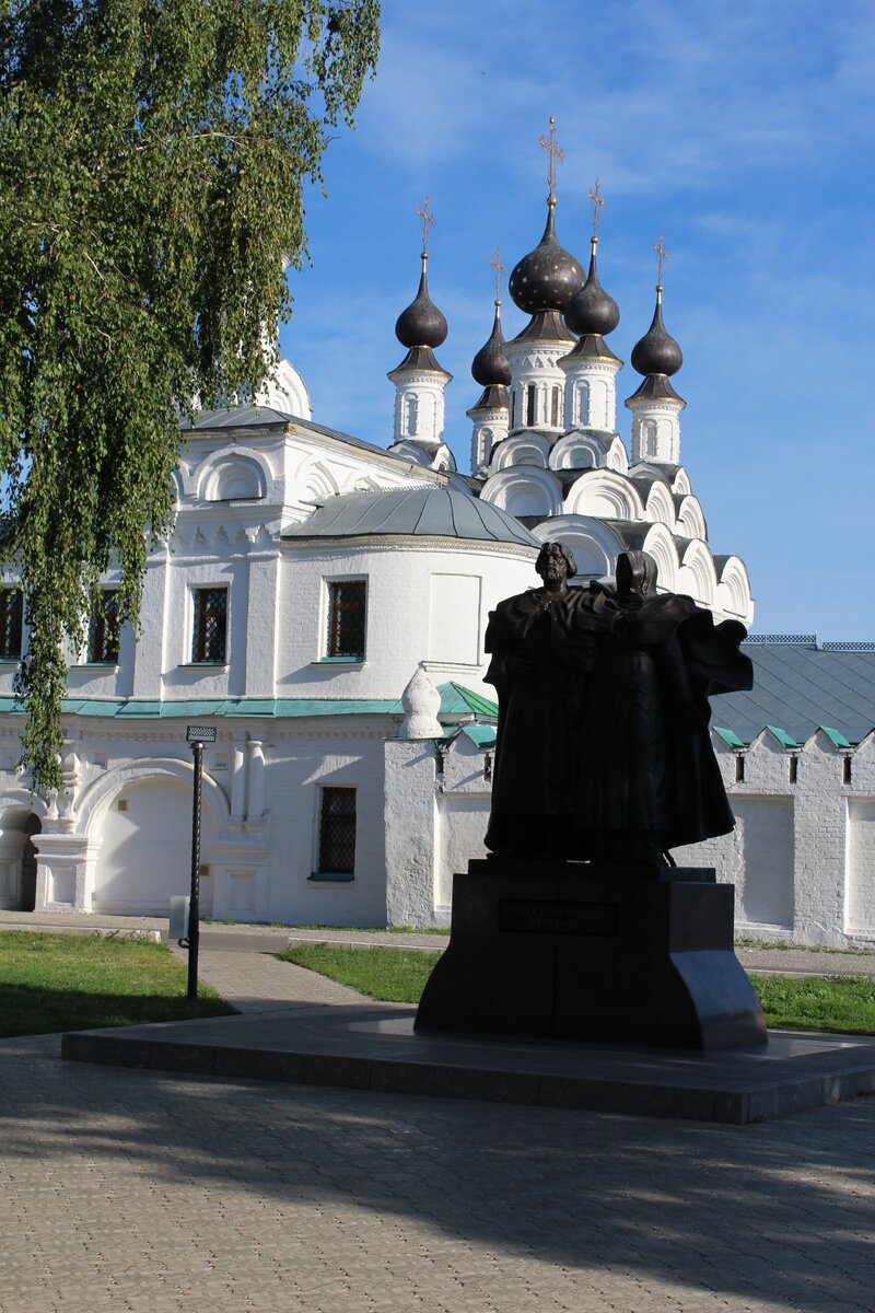 Памятник Петру и Февронии возле монастыря. Фото автора.
