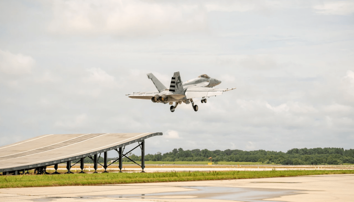 Истребитель Boeing F/A-18 Super Hornet совершил свой первый запуск с трамплина в демонстрационном режиме, проводимом для ВМС Индии. Фото ВМС США.