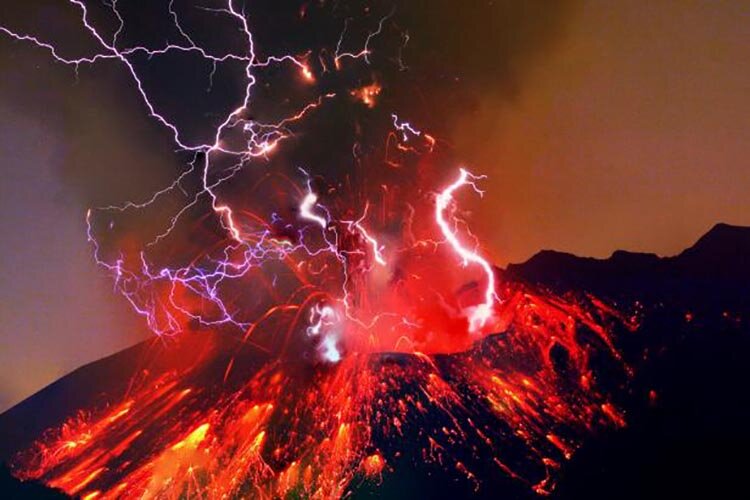 Разряды молний при извержении вулкана