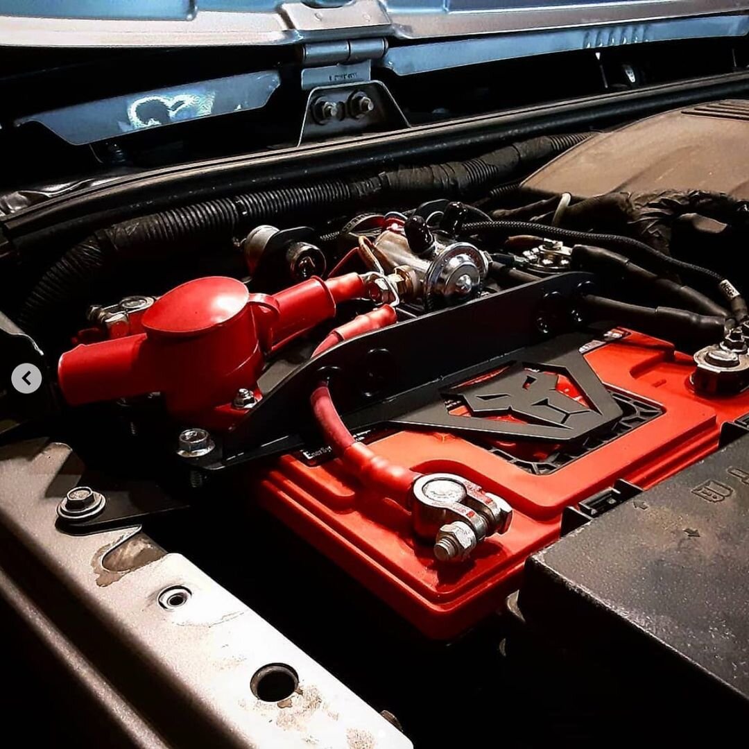 акб на jeep wrangler дизель 2 8. акб на jeep wrangler дизель 2 8. аккумулятор jeep wrangler. аккумулятор jeep wrangler. крепление аккумулятора на jeep wrangler.