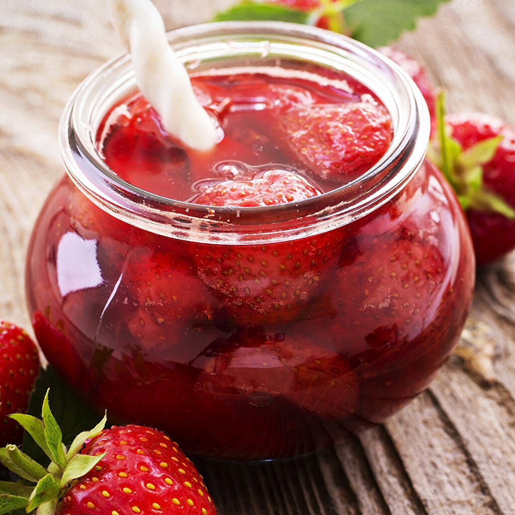 Варка варенья- один из наиболее распространенных способов переработки плодов и ягод в домашних условиях. Чтобы сохранить варенье в течении длительного времени, необходимо соблюдать при его варке установленную норму расхода сахара. Если хозяйка в целях экономии добавит к плодам и ягодам меньше сахара, чем положено по рецептуре, или не доведет варку до конца, такое варенье окажется нестойким  при хранении: оно забродит или заплесневеет и придет в полную негодность. 
Порча варенья, несмотря на достаточное количество сахара, может произойти  так же из-за расфасовки во влажную, плохо промытую и непросушенную тару и последующего хранения в сыром, непроветриваемом помещении.
Существует множество способов варки варенья, исходя из особенностей свежих плодов и ягод. Вместе с тем имеются общие приемы и требования при варке варенья из любых ягод и плодов.
Инвентарь и тара для варки и хранения варенья.
Наилучшей посудой для варки варенья являются латунные ( в обиходе называемые медными ) тазы или тазы из нержавеющей стали. Обычно применяют тазы от 2 до 6 килограммов.  Тазы большей емкости не рекомендуются, так как при варке нежные ягоды ( малина, клубника  и так далее)  могут в них разваливаться  и варенье получится разваренным.  Кроме того, больших количеств ягод сильно удлиняется время варки, что также сказывается на качестве варенья. Поэтому для варки варенья следует применять невысокую посуду, а тазы с  низкими бортами.
Наилучшей тарой для расфасовки и хранения готового варенья являются стеклянные банки емкостью 0,5. 1и 2 литра. Перед фасовкой банки моют в горячей воде, лучше со стиральным порошком ли с кальцинированной содой, до совершенной частоты, затем ополаскивают чистой кипящей водой и опрокидывают вверх дном для стекания воды. Затем банки просушивают на плите до полного удаления влаги. Банки перед расфасовкой должны быть горячие и совершенно сухие.
При использовании любого источника тепла варенье в общей сложности должно вариться  не более 30-40 минут, исключая время выстойки варенья. В первые 5-10 минут с момента закипания варенье надо варить на медленном огне, так как в этот период наблюдается наибольшее пенообразование и содержимое таза может все выкипеть. По мере того как образование пены несколько уменьшится и сироп сделается более густым, огонь следует усилить, следя, однако, за тем, чтобы варенье варилось равномерно и не переливалось через край таза.
Сироп в котором находятся плоды или ягоды, должен быть прозрачным, окрашенным в цвет, свойственным этим плодам или ягодам, без какого либо коричневатого или бурого оттенка. Наличие коричневого оттенка в сиропе указывает , что варенье было передержано на огне или слишком быстро варилось на сильном огне. Сироп должен быть настолько густым, чтобы быстро не стекал с поверхности ложки. Сиропа и ягод в варенье должно быть поровну. Излишке или недостаток сиропа указывает на неправильную варку варенья.
Плоды и ягоды для варенья собирают в день их варки в сухую и солнечную погоду, после того как они обсохнут от росы. Собирать ягоды в пасмурную и дождливую погоду не следует. Для варки варенья очень важно собирать плоды и ягоды по возможности одинаковой степени зрелости, отбраковывая как недозрелые, так и перезрелые. Ягоды земляники и малины собирают в решета или плетенные корзины емкостью 2-3 килограмма.
