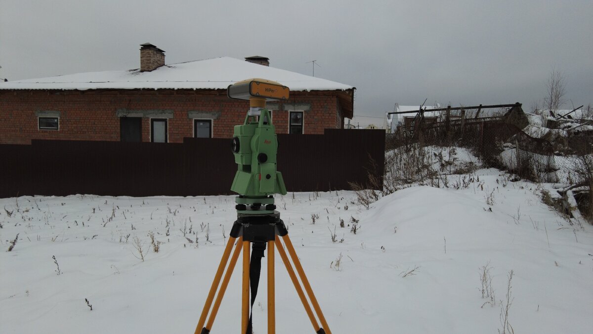 Эту штуку я распознал как тахеометр LEICA, на нем так же стоит приемник, еще в комплекте была веха с приемником.