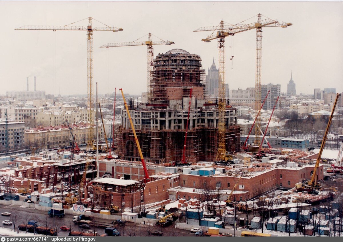В каком построили москву. Москва храм Христа Спасителя 1995. Храм Христа Спасителя стройка. Возведение храма Христа Спасителя в Москве. Восстановление храма Христа Спасителя в Москве 1995