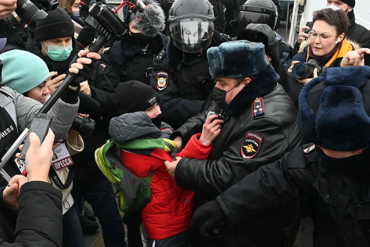 Полицейские вытаскивали из толпы детей и развозили их по домам. Фото из открытых источников.