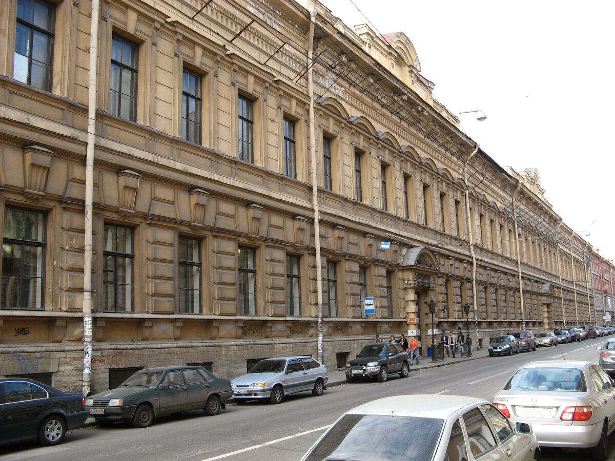То самое здание, за которое в 2009 велись нешуточные войны, в которых мы случайно попали под раздачу