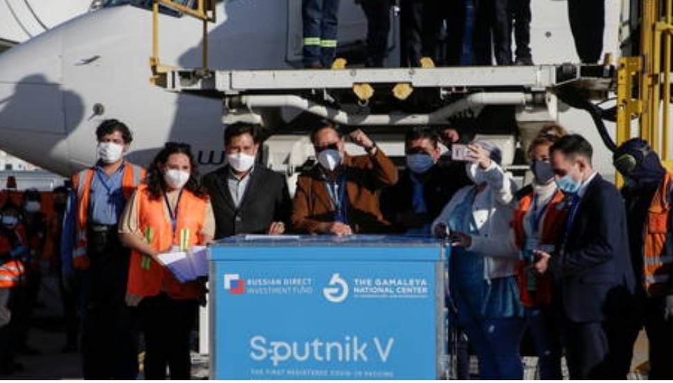 Первая партия вакцин Sputnik V достигла Боливии, которая должна начать свою кампанию вакцинации в пятницу.  Самолет с прививкой встретил в аэропорту президент Боливии Луис Арсе. В четверг в Ла-Пасе приземлился самолет, на борту которого находилось около 20 000 доз российской вакцины.  По пути в Боливию драгоценный груз сделал остановку в Аргентине, куда поступило еще 220 000 доз российской вакцины, прежде чем его погрузили в отдельный самолет, направлявшийся в столицу Боливии. По прибытии самолет встретил президент Луис Арсе в международном аэропорту Эль-Альто.  Арсе лично осмотрел коробки с прививкой на борту и сопровождал только что доставленную вакцину на хранение. В Твиттере Арсе заявил, что долгожданная поставка «открывает для Боливии этап надежд», добавив, что это только «первая часть из 5,2 миллиона доз», которая будет закуплена из России. Представитель Arce Хорхе Рихтер сказал, что Боливия начнет свою кампанию иммунизации в пятницу, при этом дозы будут выделены для «секторов, которые наиболее уязвимы и находятся на передовой линии заражения». В декабре Боливия заключила сделку с Российским фондом прямых инвестиций (РФПИ), основным спонсором Sputnik V, о поставке вакцины в страну. Рассказывая о предстоящей доставке в Твиттере ранее на этой неделе, Арс написал, что объем первой поставки был даже больше, чем первоначально ожидалось. Спутник V разработан Московским научно-исследовательским институтом эпидемиологии и микробиологии имени Гамалеи.  Она также стала первой вакциной, которая будет использоваться в соседней с Боливией Аргентине, где кампания вакцинации в настоящее время идет полным ходом.  На прошлой неделе президент Аргентины Альберто Фернандес стал одним из первых людей старше 60 лет в своей стране, которым был введен разработанный Россией джеб. Ранее в этом месяце Боливия также подписала сделку по закупке пяти миллионов доз вакцины AstraZeneca против Covid-19 в Индии.  Однако ожидается, что первые один миллион доз инъекции, разработанной британо-шведским фармацевтическим гигантом, прибудут в Боливию только в апреле.