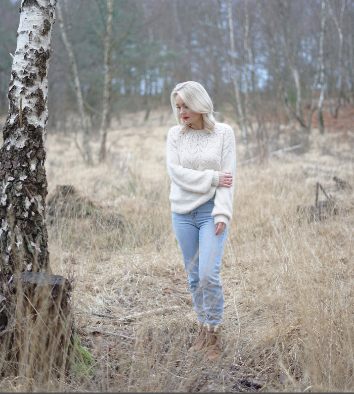 Светлый  ажурный джемпер  -  1 377 продаж  по цене 13,74 US$. (фото с сайта Этси)