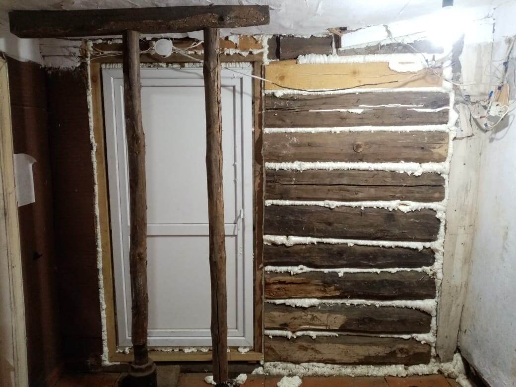 Стена, которую заменили и новая дверь