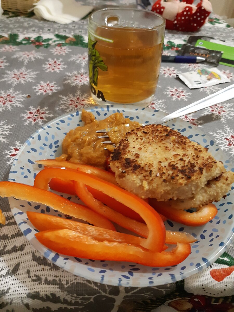 Шницель из курицы с кабачковой икрой и красным перцем