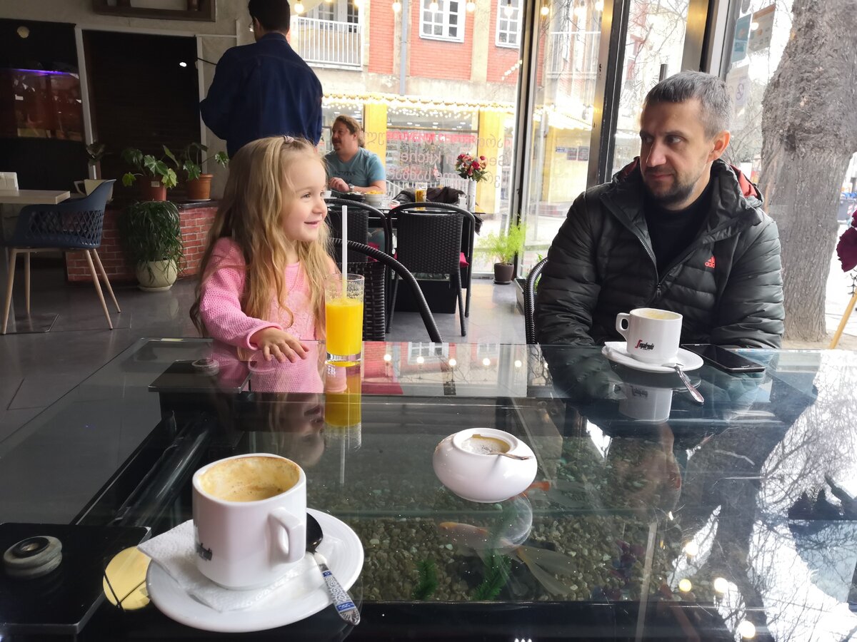 Мои любимые дочка и муж год назад в одном из кафе в Тбилиси