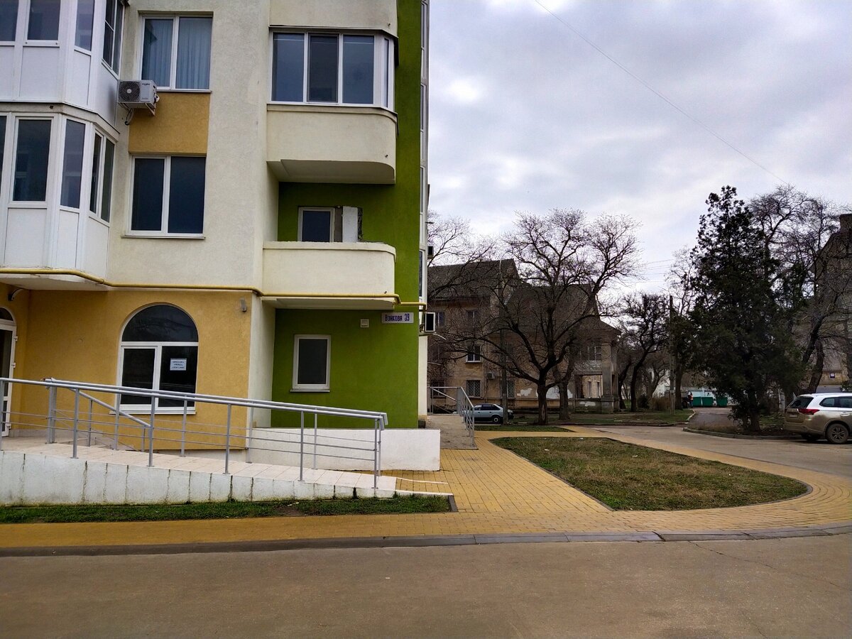 Яркая плиточка, а за ней...