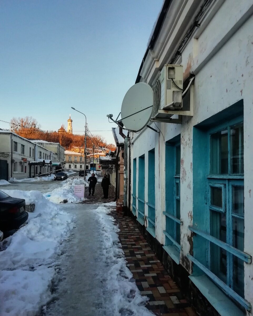 Солнечные лучи освещали колокольню, являющуюся доминантой не только района и города, но и всего Ставропольского края