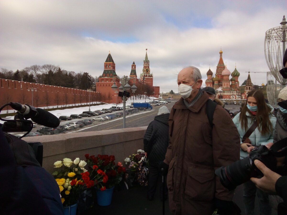 Пожилой мужчина пришел почтить память Бориса Немцова