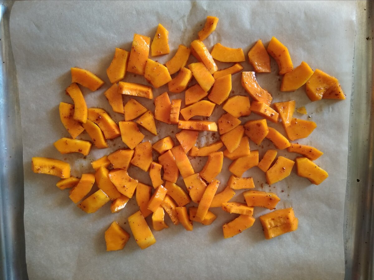 Я нарезала кусочками размером, примерно, с крупную оливку 