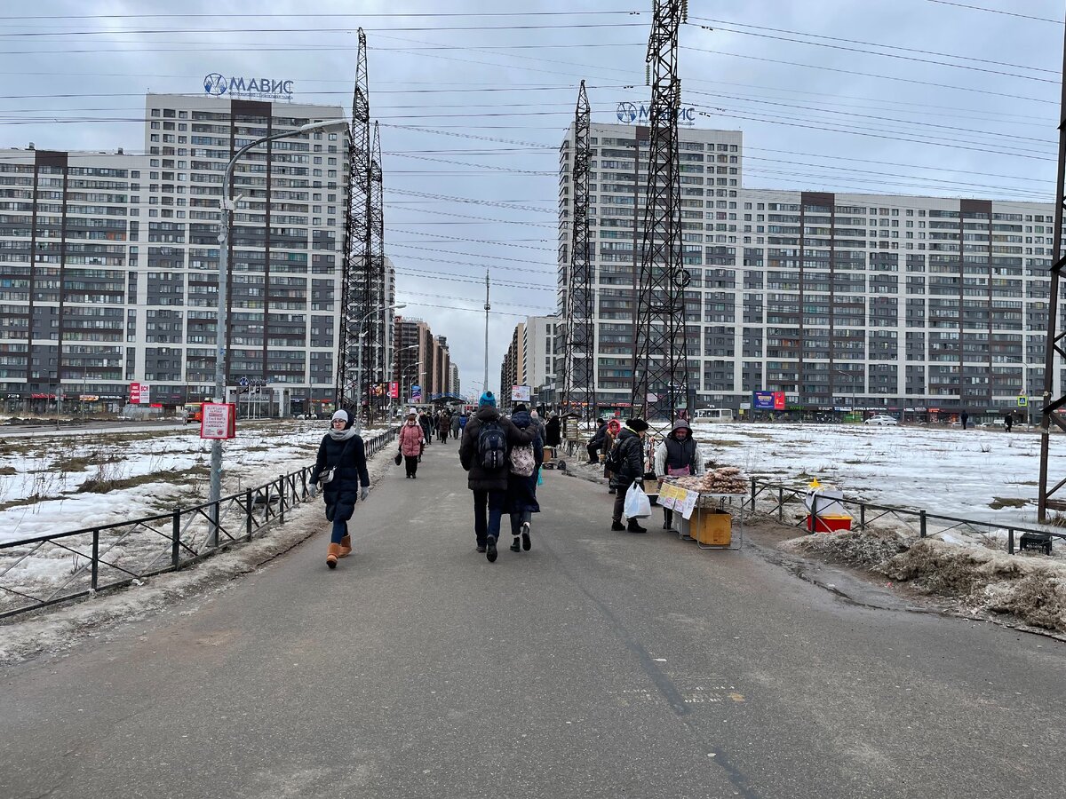 у метро Девяткино