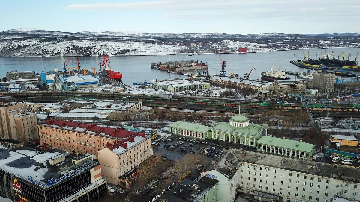 Город Мурманск находится на берегу Кольского залива. На фото видно порт, жд вокзал и универмаг "Волна". В "Волне" работала моя бабушка.