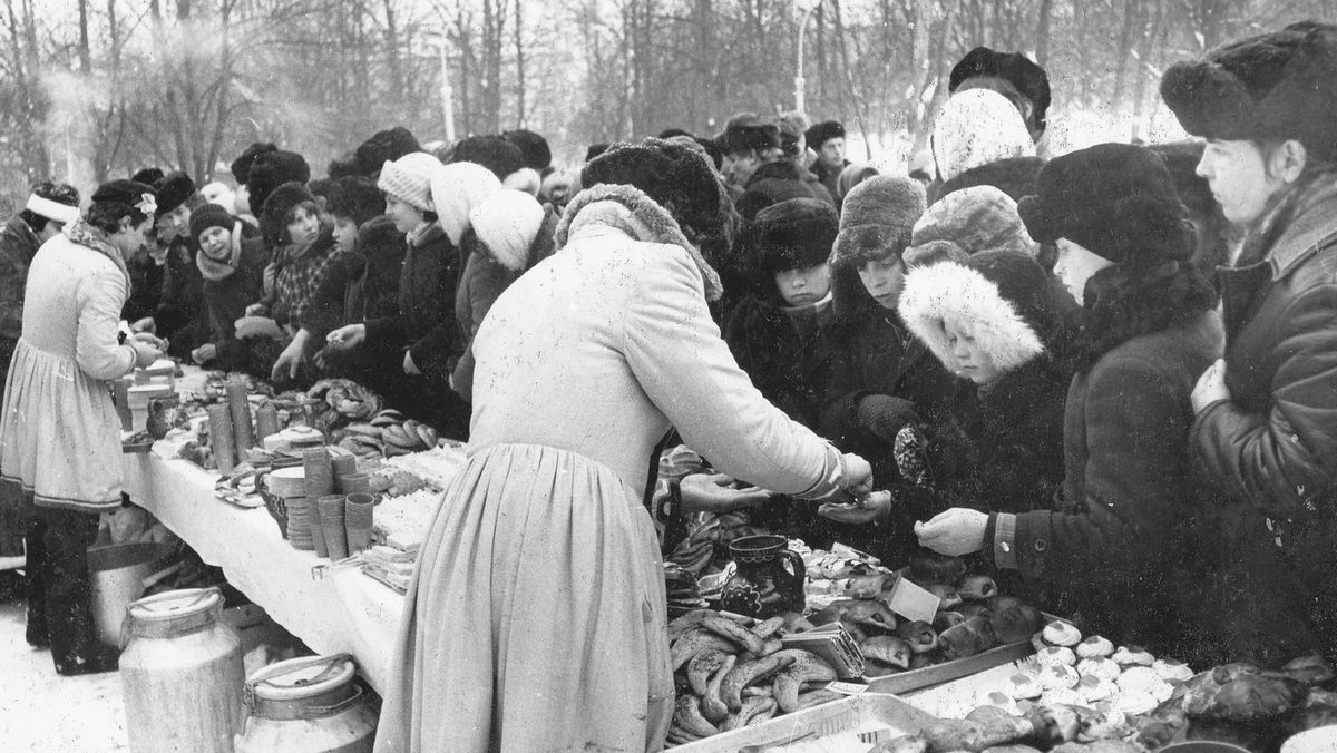 Ярмарки ссср. Проводы русской зимы СССР. Зимняя ярмарка СССР. Масленичные гуляния в СССР. Русские гулянья в старину.