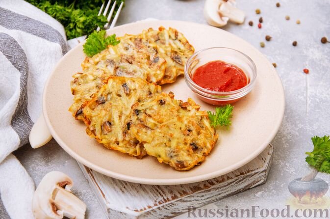 картофель, шампиньоны, лук зелёный, лук репчатый, яйцо, мука, масло растительное, соль, перец чёрный молотый, соус (любой) или сметана (для подачи)