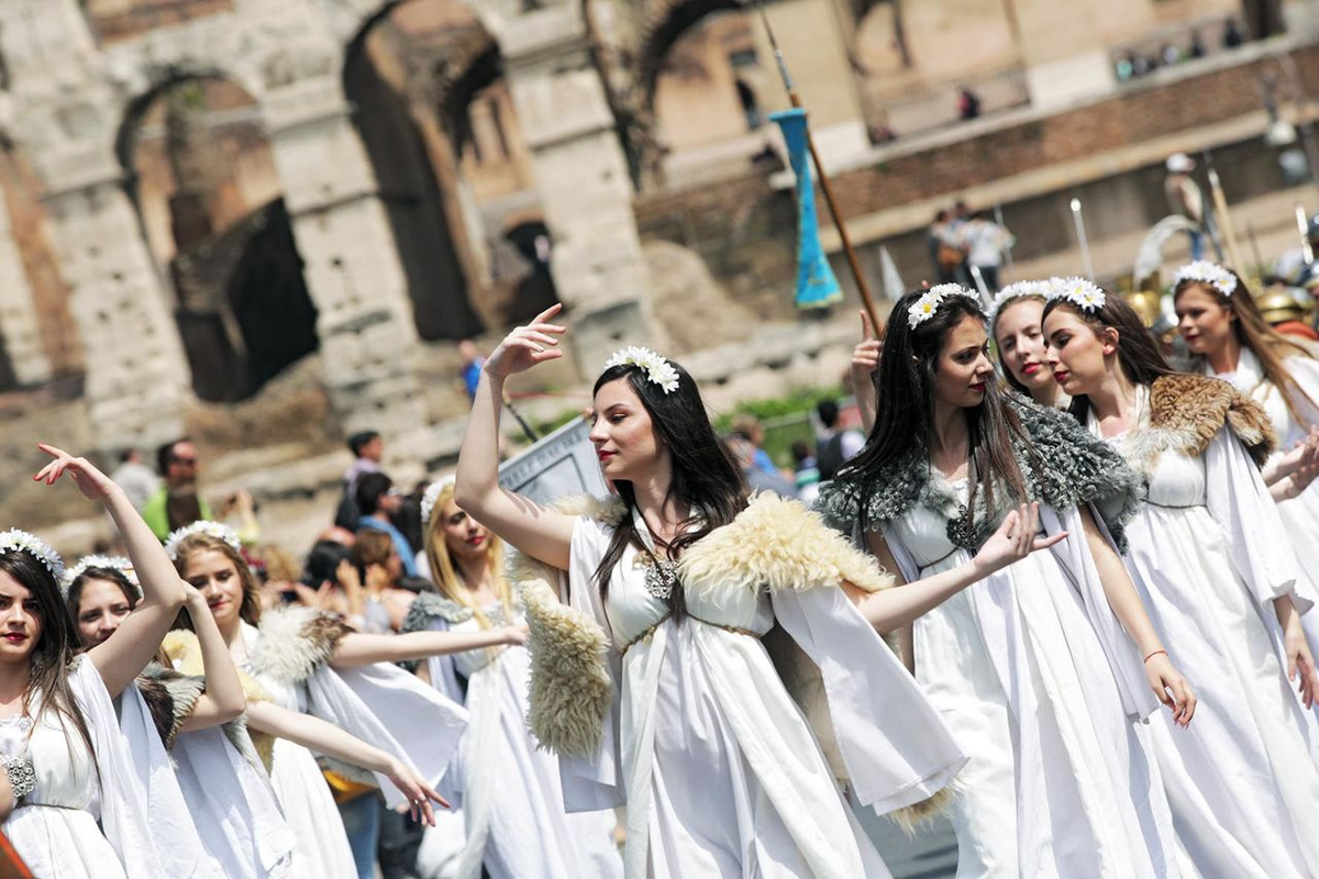 Праздник в Риме. Современные жители Рима. Фестиваль в Риме. Римские женщины.