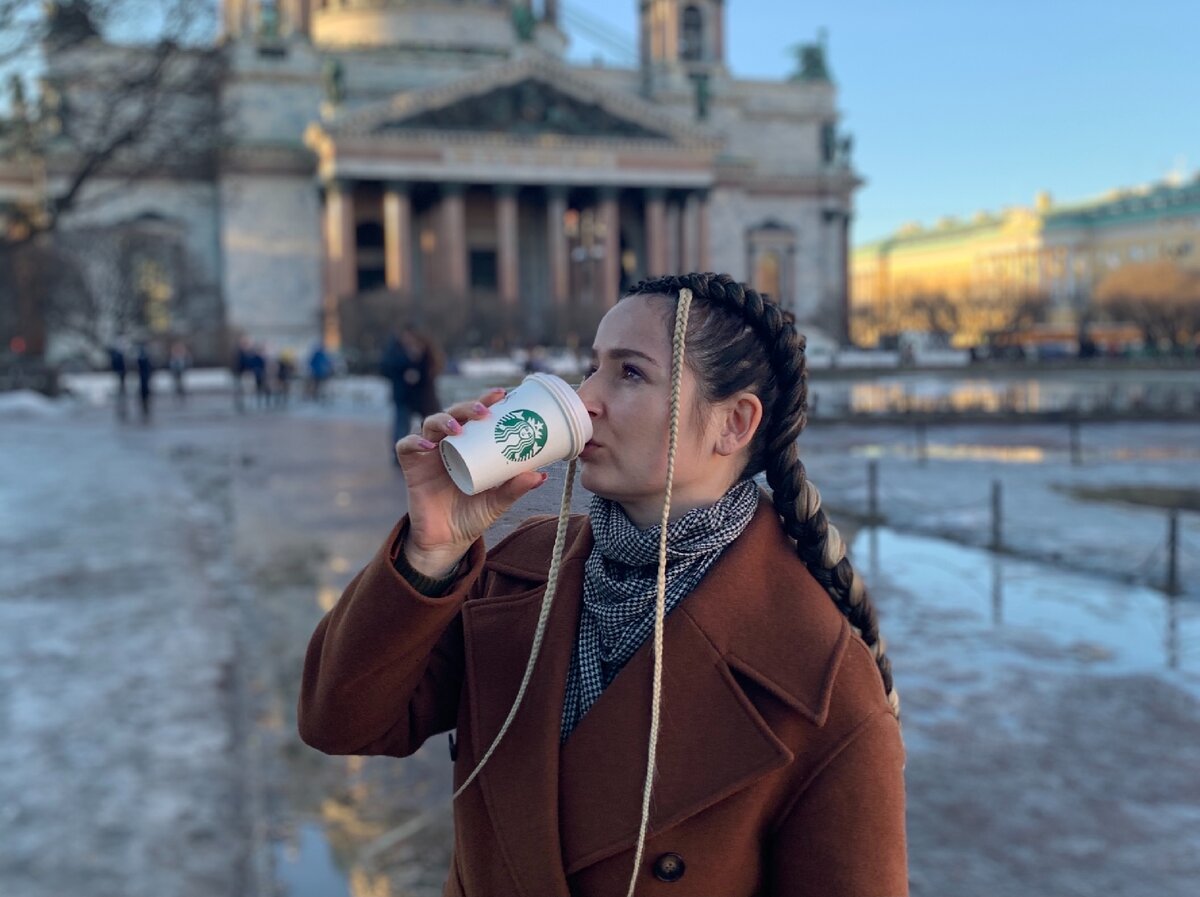 Позирую со стаканчиком кофе