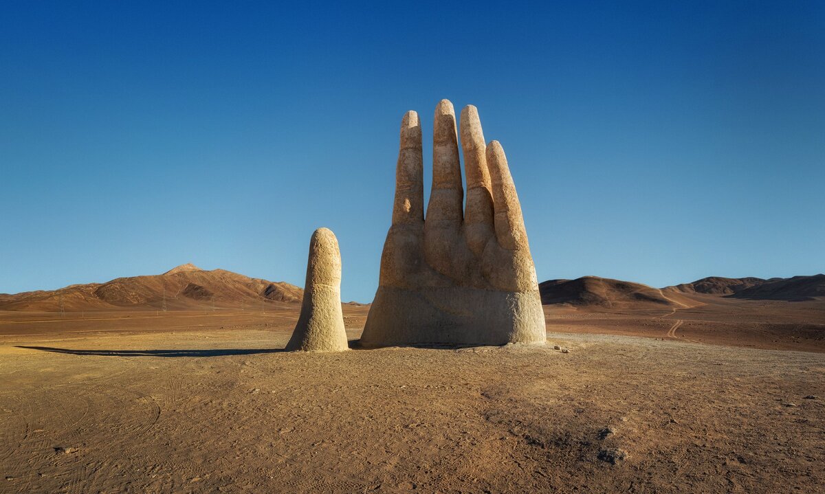 Скульптура Ла-Мано в чилийской пустыни Атакама.