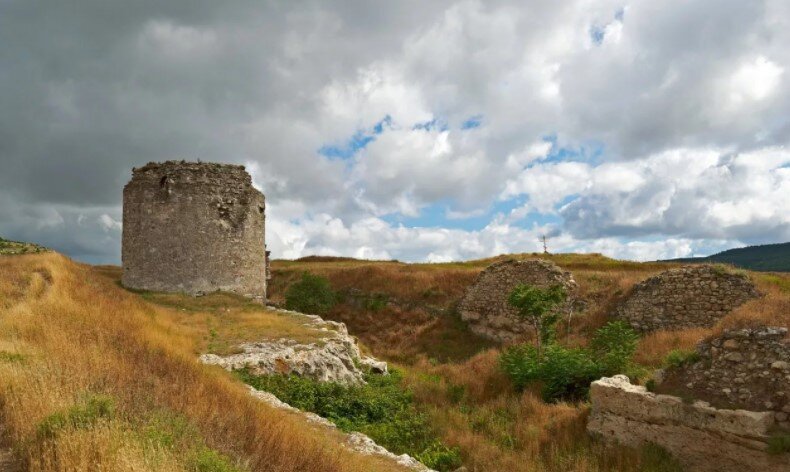 Какая история у горы Кастель в Алуште