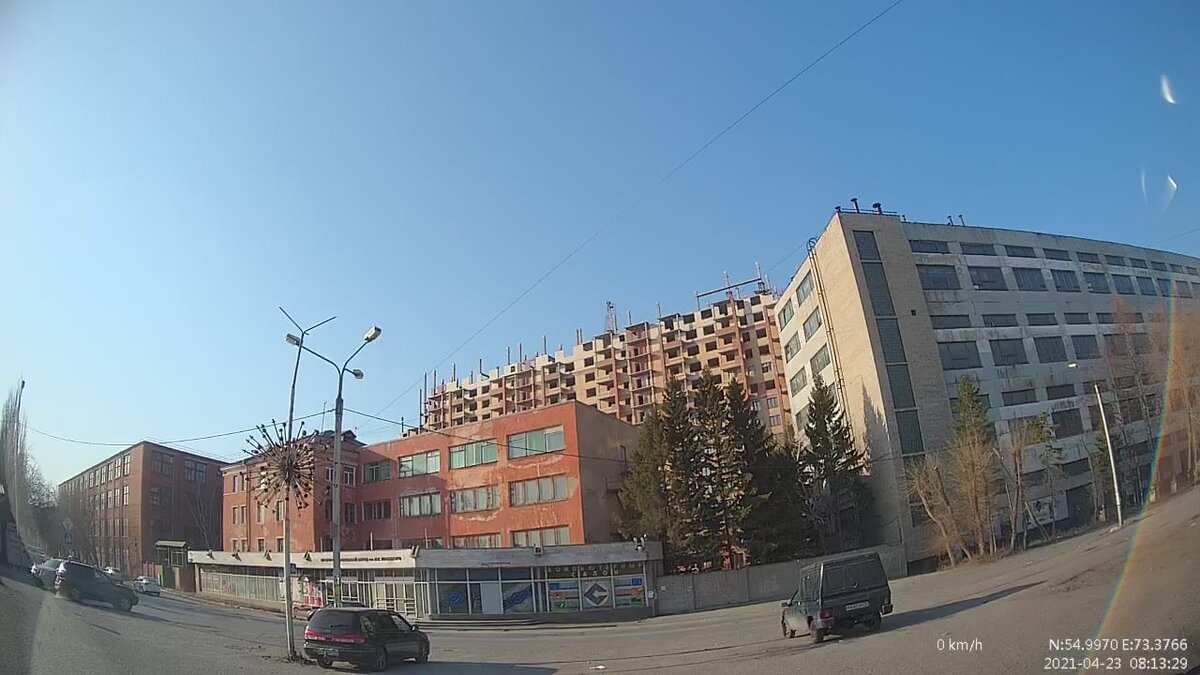 На некогда крупном приборостроительном заводе работало 9000 человек в три смены. Фото автора.