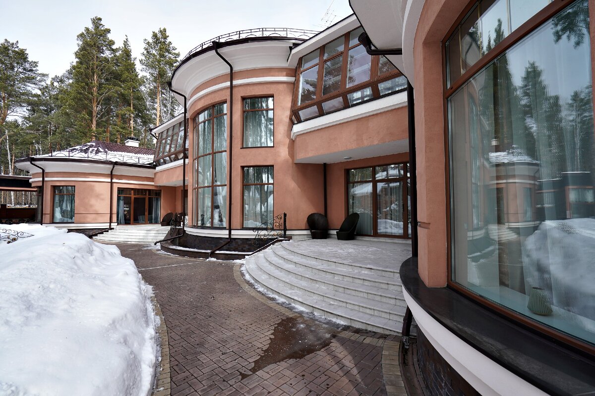 Роскошный дом в стиле арт-деко, в престижном коттеджном посёлке ДНТ «Удача».