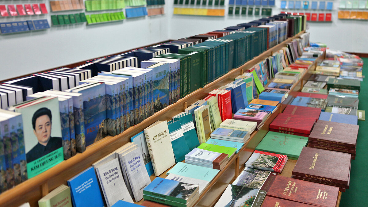 2010 год. Книги в северокорейском книжном магазине. Среди них и мемуары Ким Ирсена.