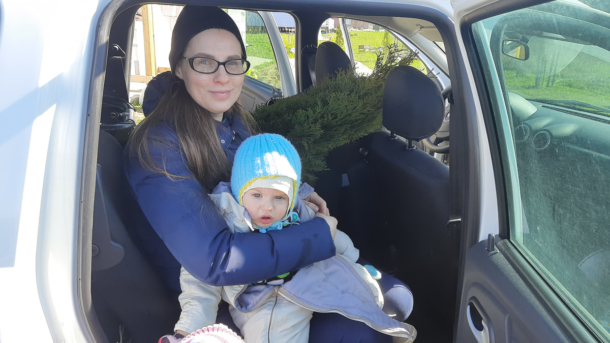 ехали с туями в обнимку и с двумя детьми