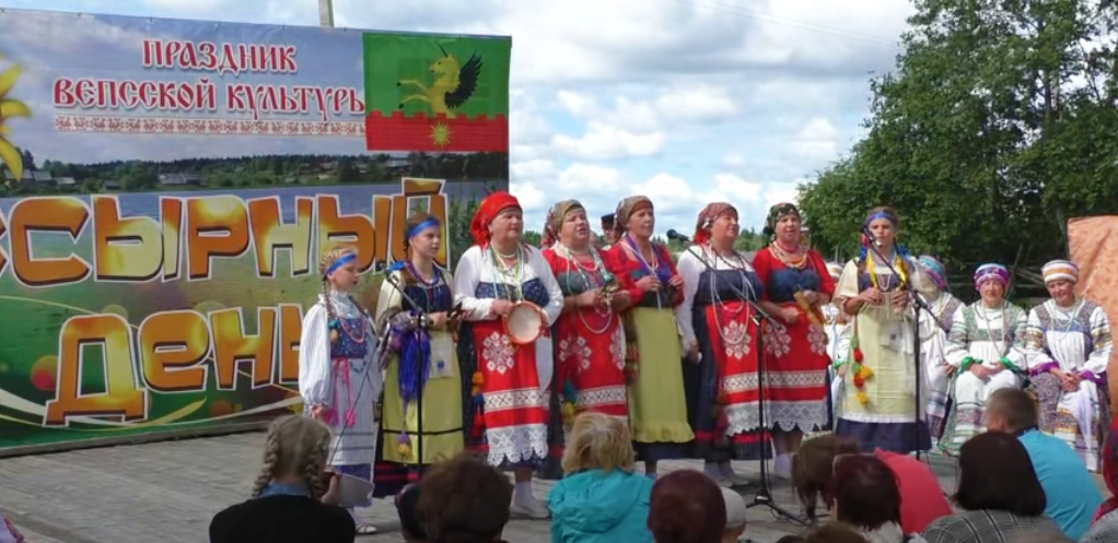 Выступления фольклорных коллективов, исполняющих народные песни