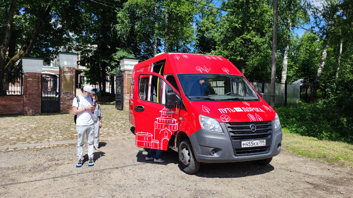 Мы путешествовали вот на таком красивом микроавтобусе