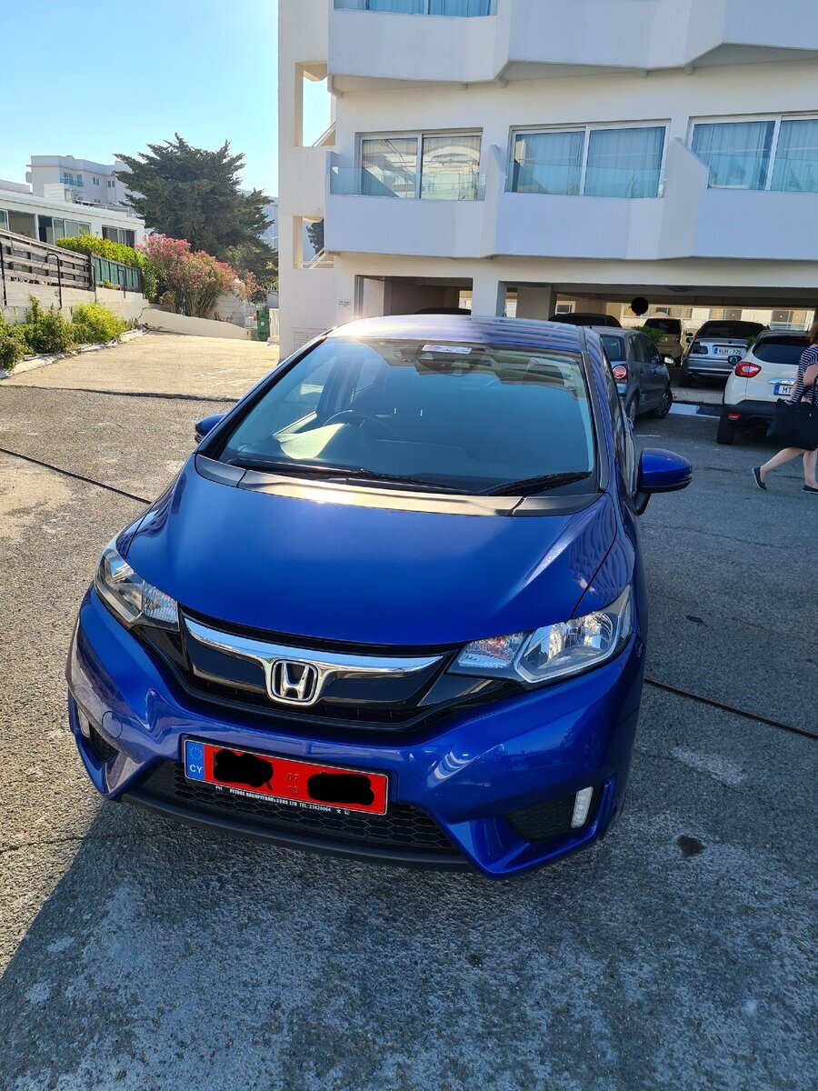Honda Jazz. Почти новая машинка с аккуратным салоном. Для поездок по асфальту и узким улочкам горных кипрских деревушек подошла идеально. Моторчик бы ей помощнее.. Кондиционер, АКПП, задние парктроники- цена аренды чуть более 140 евро, не считая бензина.