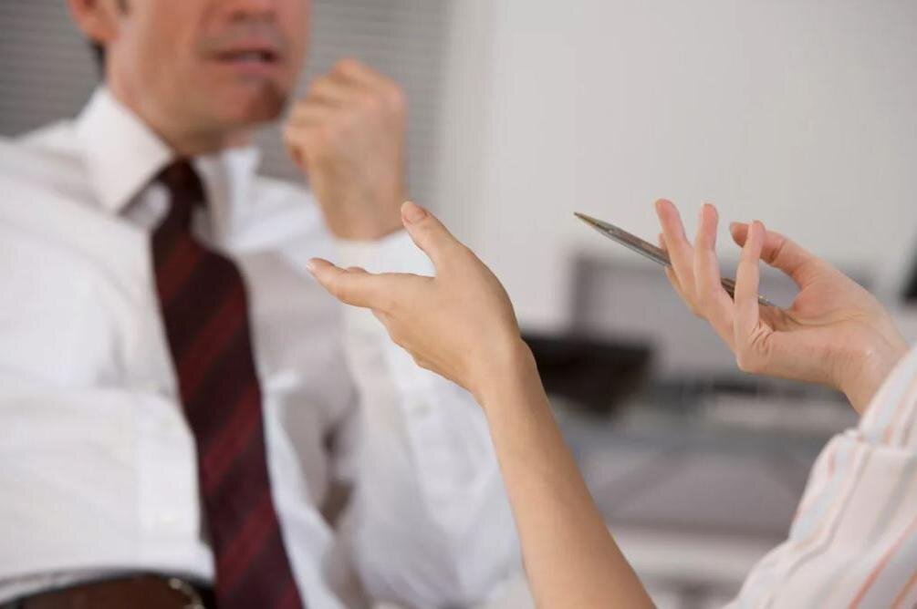 Усиление слов жестикуляцией руками 