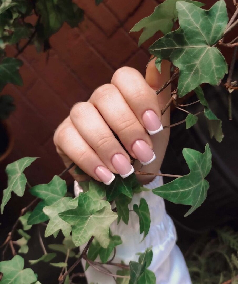 Благодаря софт-гелям у мастеров появляется возможность корректировать длину и архитектуру ногтя, порой это просто необходимо