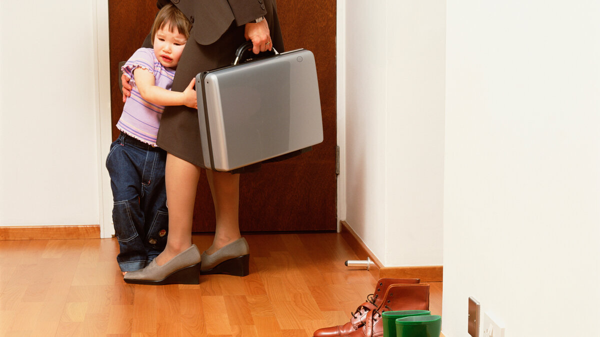 Мама идёт на работу.